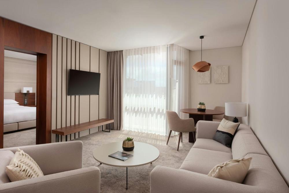 Executive Suite, Club lounge access, 1 Bedroom Executive Suite, 1 King, Balcony interior